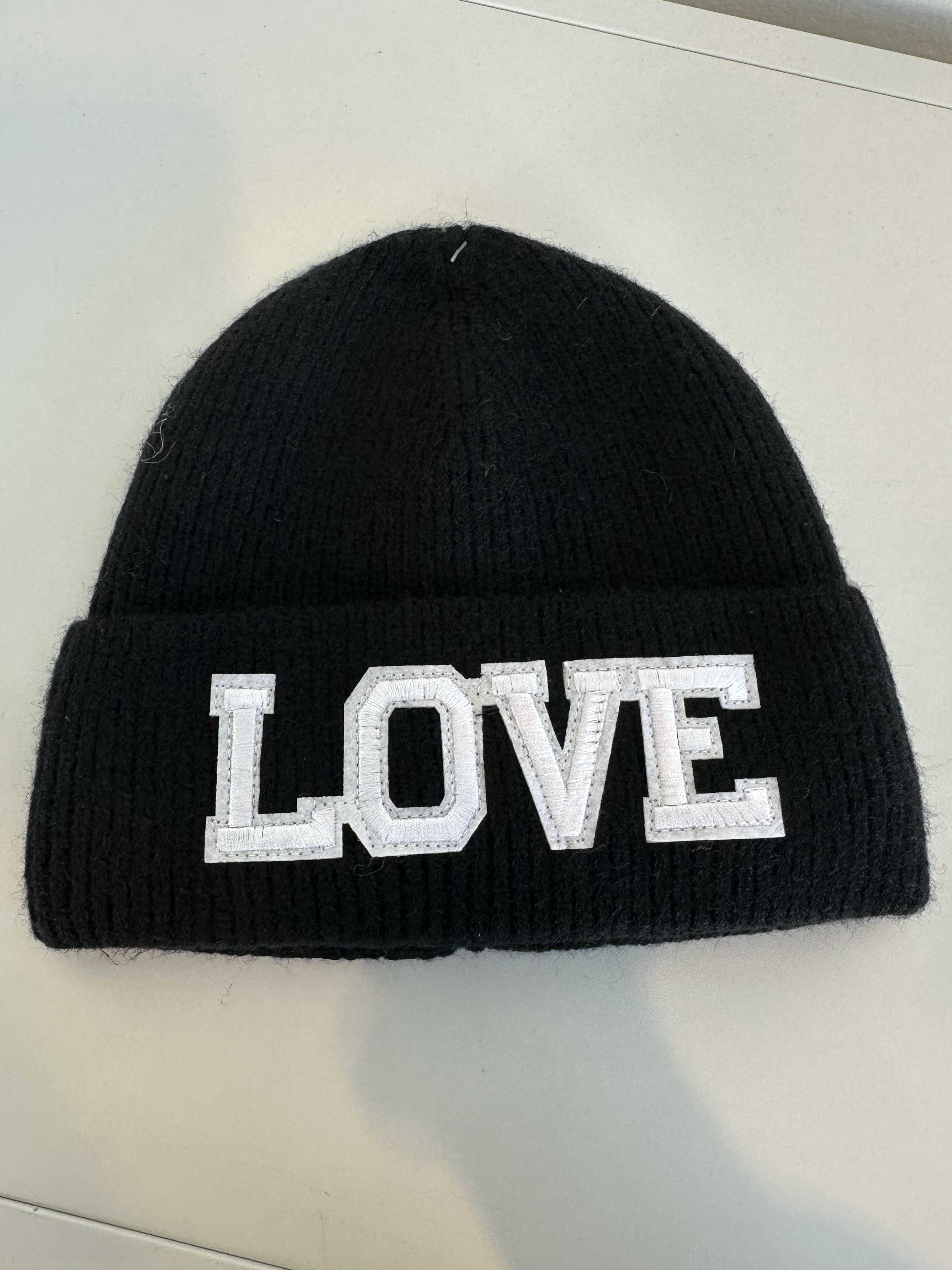 Neta - Strikhue med hvid tekst